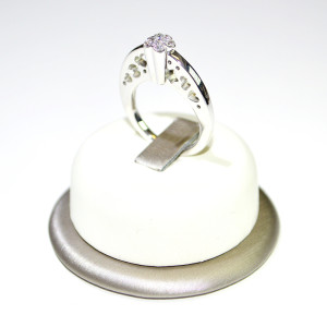 Anello oro bianco con diamanti e decorazioni a cuore 2